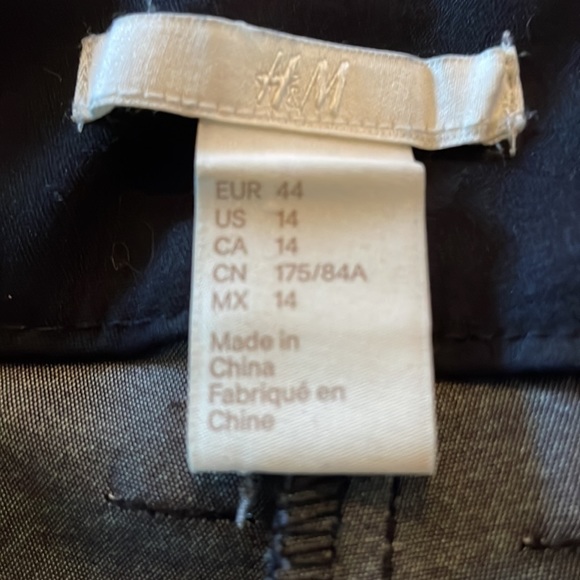 H +M black and white floral long capris.high waisted with slits and side zip. - Picture 7 of 13